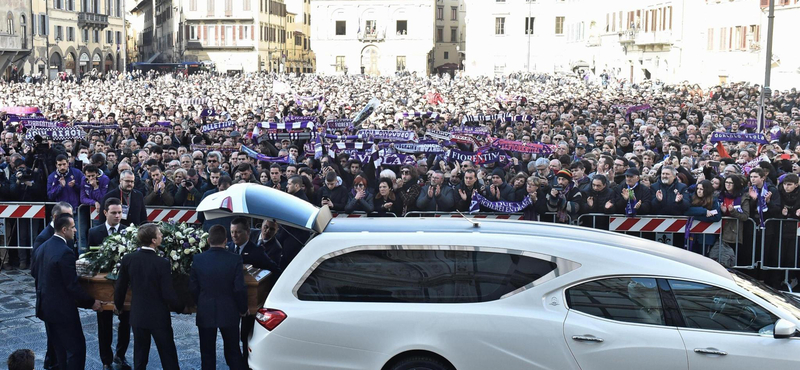 Fotók: ezrek búcsúztatták Davide Astorit, a Fiorentina 31 évesen meghalt kapitányát