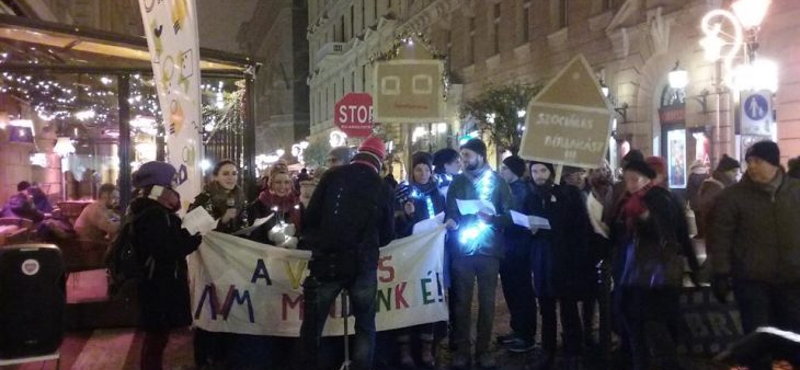 Énekeltek a hajléktalanokért a Bazilikánál, megjelentek a biztonsági őrök