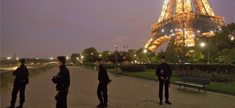 Bombariadó miatt ismét kiürítették az Eiffel-tornyot