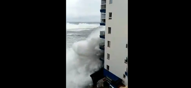 Videó: Lebontotta a tengerre néző erkélyeket a hullám Tenerifén