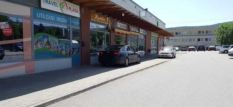 A nap fotója: ennél közelebb már nem lehetne parkolni egy bolthoz