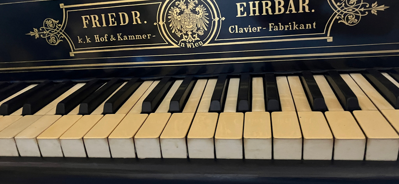 Felbukkant egy 150 éves zongora a TV2 műsorában, egy iskola megkapta ajándékba