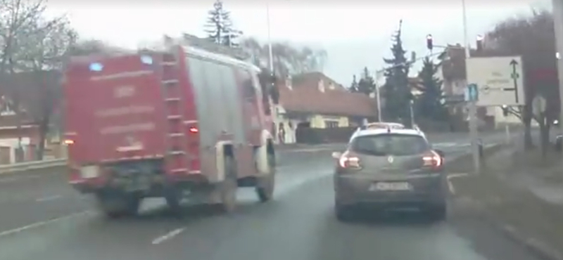 Videó: így csattant hatalmasat Szentendrén a szirénázó tűzoltóautó