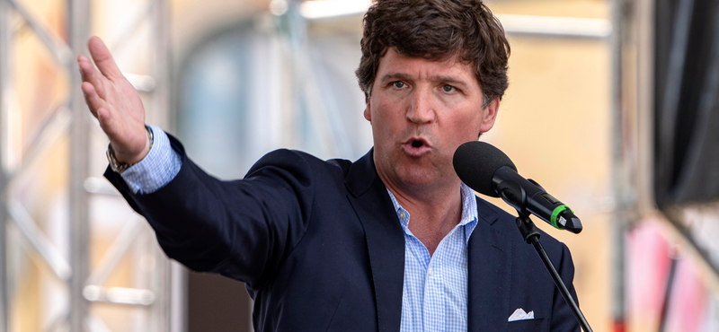 Tucker Carlson otthagyja a választási csalást hazudó Foxot