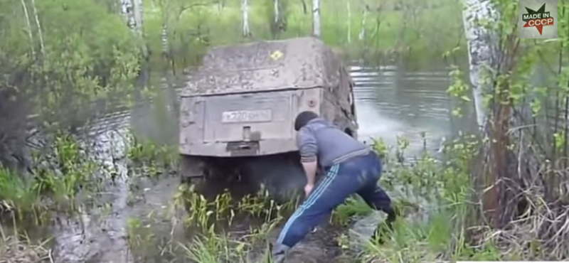 Videó: pont így nem kéne átkelni egy nagyobbnak tűnő vízen