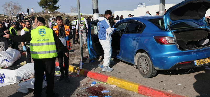 Buszmegállóba hajtott egy autó Jeruzsálemben, egy gyerek is van az áldozatok között