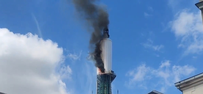 Fire breaks out in the main tower of Rouen Cathedral in France - Video