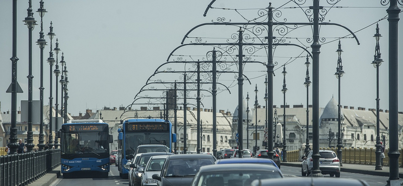 Holtfáradt buszsofőröknek kell nekivágniuk a metrópótlásnak