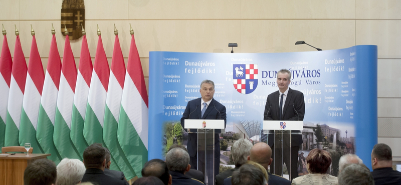 Elektromos buszokat, sportcsarnokot, szállodát ígért Orbán Dunaújvárosnak