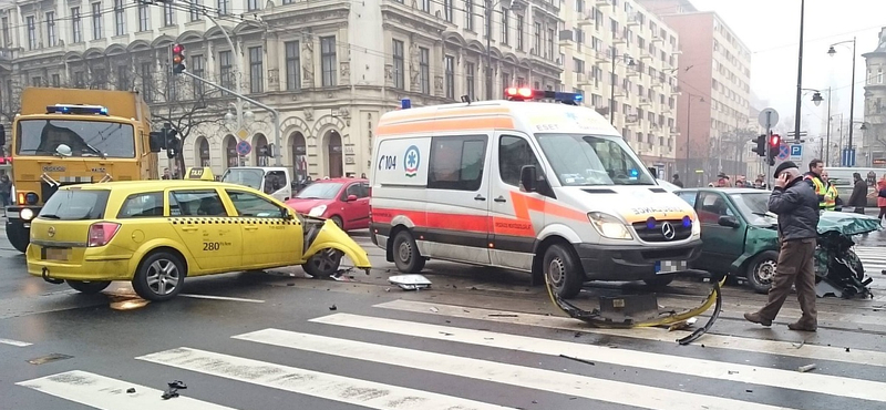 Káosz a körúton: négy jármű karambolozott, de a villamos már jár