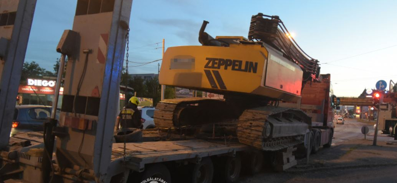 Szállítás közben majdnem lecsúszott egy 33 tonnás monstrum a Kerepesi úton – videó