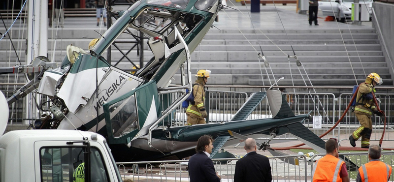 Elképesztő videó: lezuhant a karácsonyfát felállító helikopter