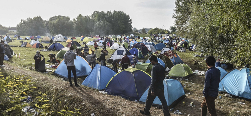 Elkezdtek áthelyezni menekülteket Ausztriából Szlovákiába