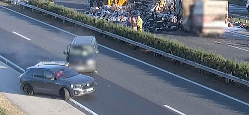 Előbb csak fantomdugót, majd karambolt okoztak az autósok, akik egy balesetnél bámészkodtak – videó