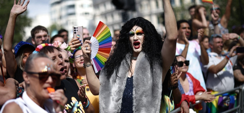 Pride londoni módra: százezrek, a polgármester és állami intézmények részvételével