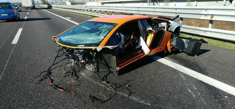 Felismerhetetlenre törött egy limitált szériás Lamborghini Aventador