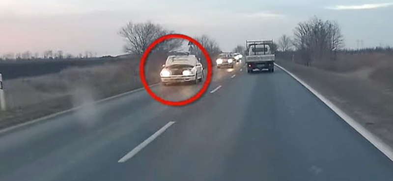 Videó: Menet közben csapódott fel egy autó motorházteteje a 4-es úton