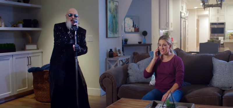 A Judas Priest legendás énekese egy biztosítótársaság reklámjaiban szerepel