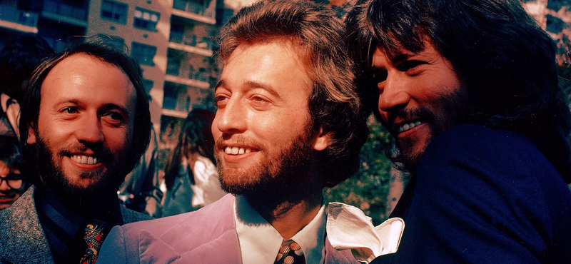 Lovaggá ütötték Barry Gibbet, a Bee Gees volt énekesét