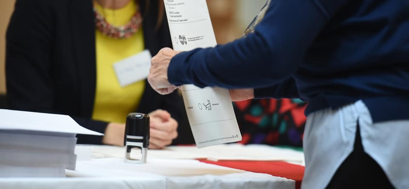 „Minősíthetetlen hangnem” az egyik debreceni szavazókörben