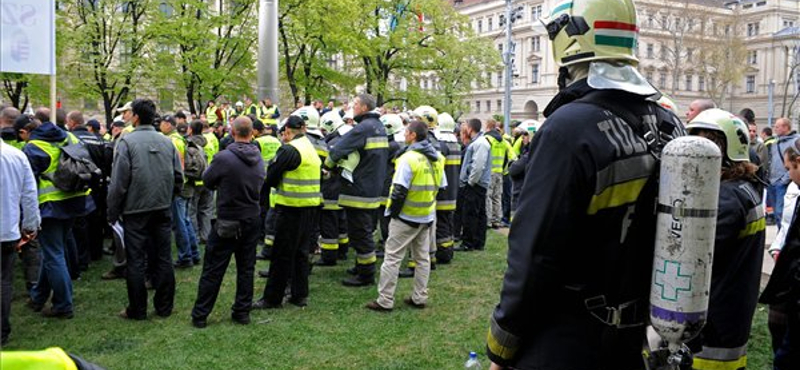 Naranccsal töltött koporsót hordoznak a demonstráló tűzoltók