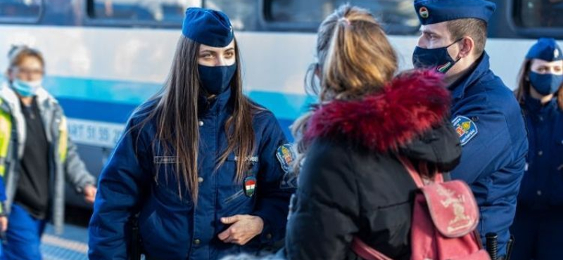 Rendőrség: csalók vegyülnek a menekültek közé, hogy adományt vegyenek fel