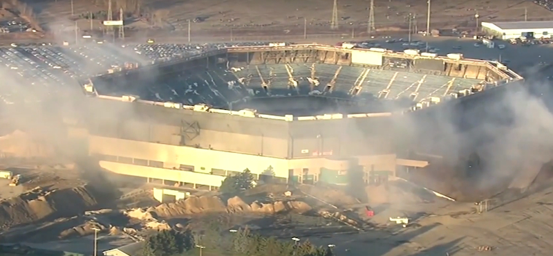 Felrobbantották, de még mindig áll ez a detroiti stadion – videó