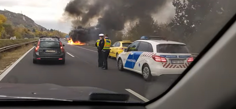 Hatalmas lángokkal égett egy autó az M1-esen - videó