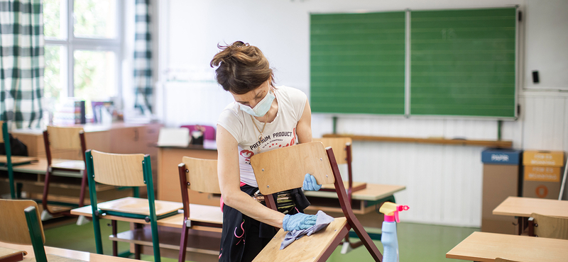 Több általános és középiskola diákjainak már a tanteremben is maszkot kell viselniük