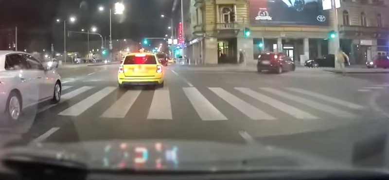 Hajmeresztő módon vágott át a Blaha Lujza téri kereszteződésen egy autós – videó