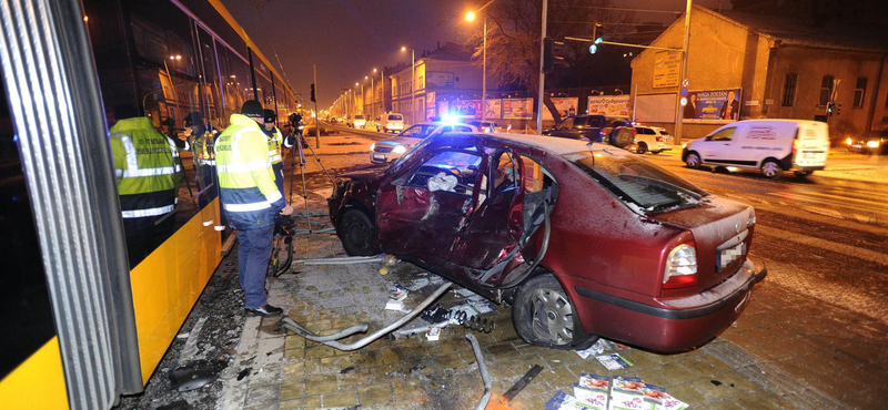 Fotók: A villamos peronján állt meg hajnalban az 1-es villamossal ütköző autó