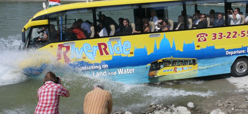 Turista busz a Duna közepén (elképesztő fotók) 