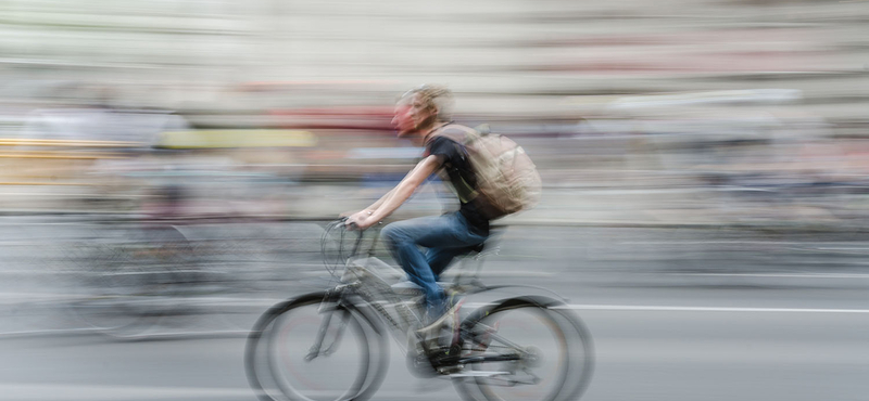 Biciklisre lőtt egy autós Budapesten, vádat emeltek ellene