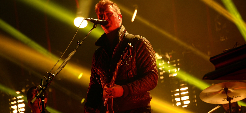 "Egy totális f*sz voltam" – videóüzenetben kér bocsánatot a fejbe rúgott fotóstól a Queens Of The Stone Age frontembere