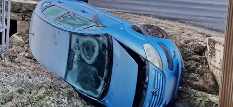 Jeges szélvédője miatt szinte vakon hajtott árokba egy autós