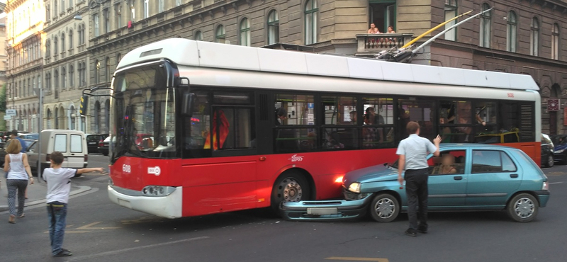 Csúnyán elkapta a trolit ez az autós