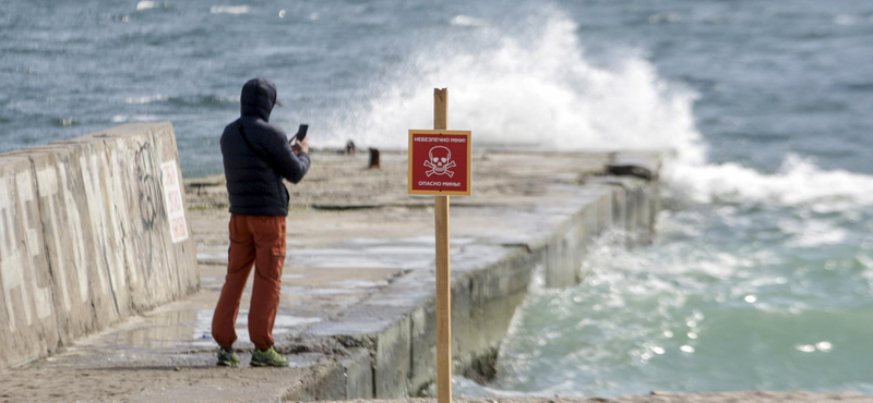 Videón, ahogy családja szeme láttára robban fel egy tengerben úszó férfi Odesszában