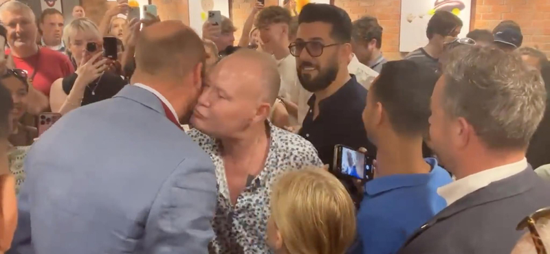 Paul Gascoigne nem tudott ellenállni, arcon csókolta Vilmos herceget egy szendvicsezőben – videó