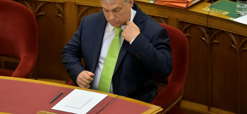 Szegény Orbán Viktor, a fizetése felét elviszi az állam