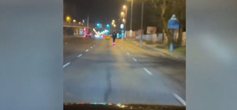 80 km/h-val száguldott egy rolleres az autósok előtt a Váci úton – videó