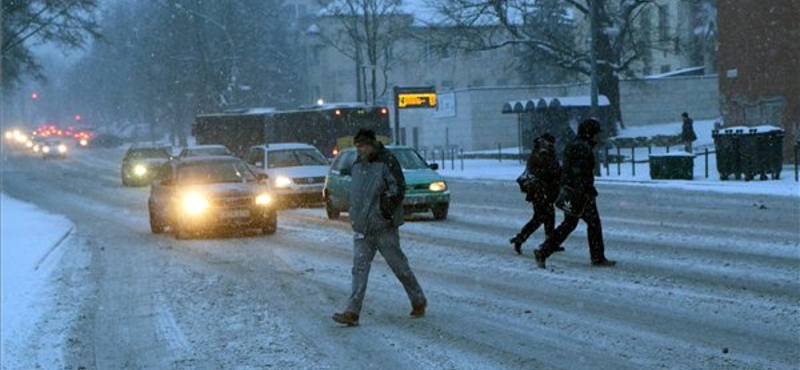 Dühös arcát mutatja a tél, káosz van az utakon