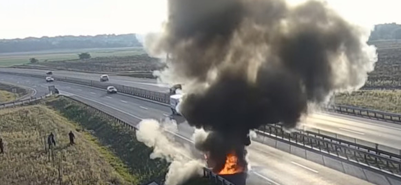 Néhány perc alatt égett porig egy terepjáró az M4-esen – videó