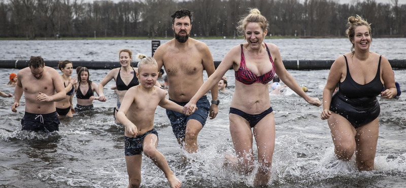 Mostantól mindenhol lehet bikinifelső nélkül úszni és napozni Amszterdamban