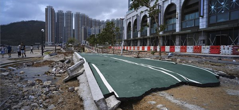 Toronyházat építő óriásdarut is ledöntött a tájfun Hongkongban - videó