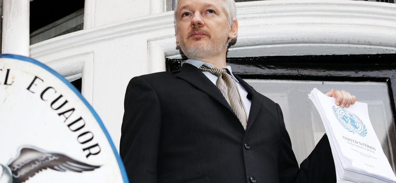 Az ENSZ Assange mellett döntött, de ő még mindig csak az erkélyig merészkedett