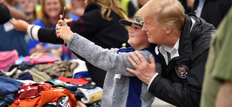 Donald Trump Bibliákat dedikált