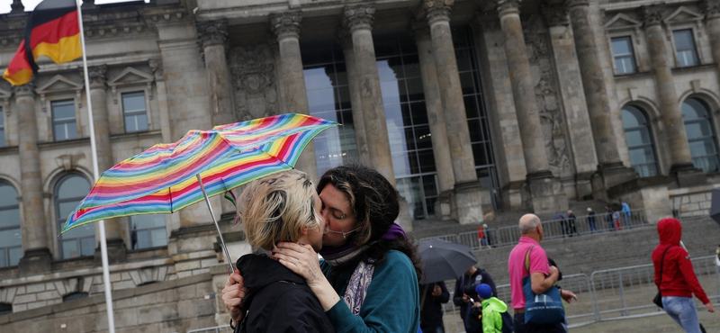 Náci karlendítéssel pózoló kínai turistákat vitt el a rendőrség Berlinben