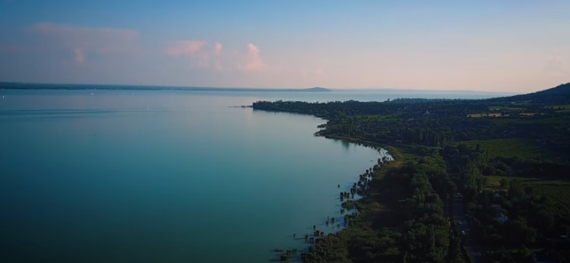 Fenékig átlátszó a Balaton vize