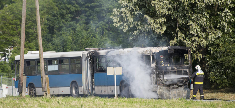 Fotók: Feketére égett egy utasokat szállító busz Pécsen