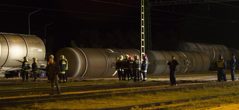 Felborult vasúti tartálykocsikból ömlik a gázolaj Vépen